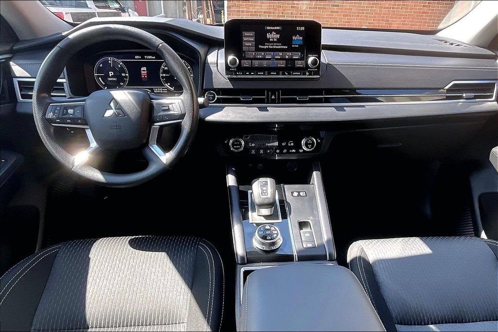 Used 2025 Mitsubishi Outlander ES AWD/4WD image 14