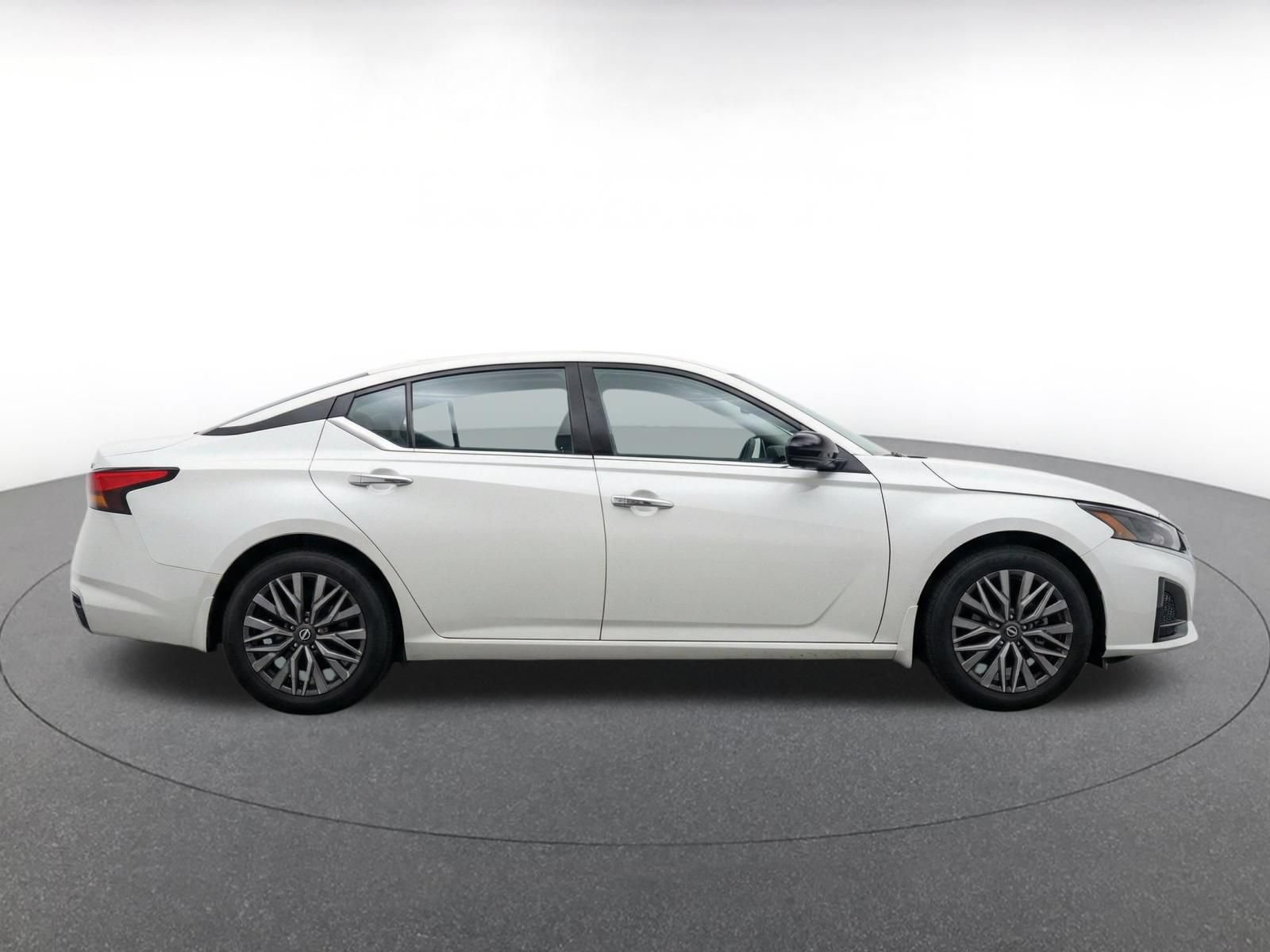 Used 2025 Nissan Altima 2.5 SV FWD image 12