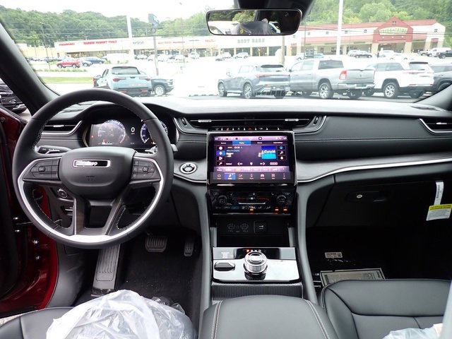 New 2025 Jeep Grand Cherokee Limited w/ Black Appearance Package image 14