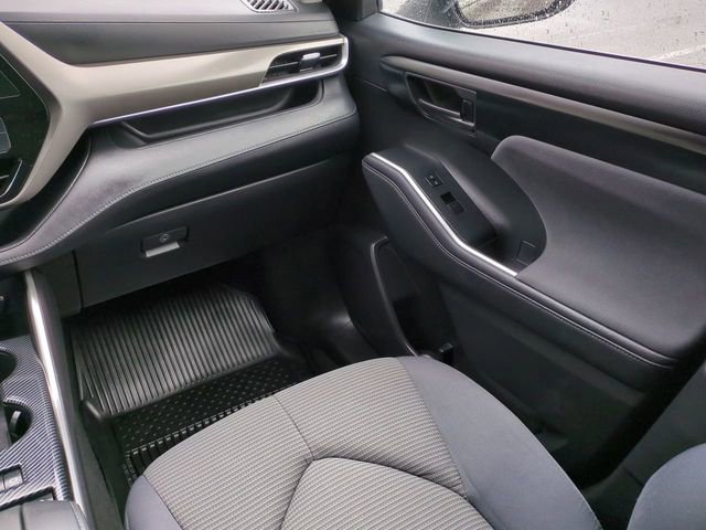 Used 2021 Toyota Highlander LE image 17