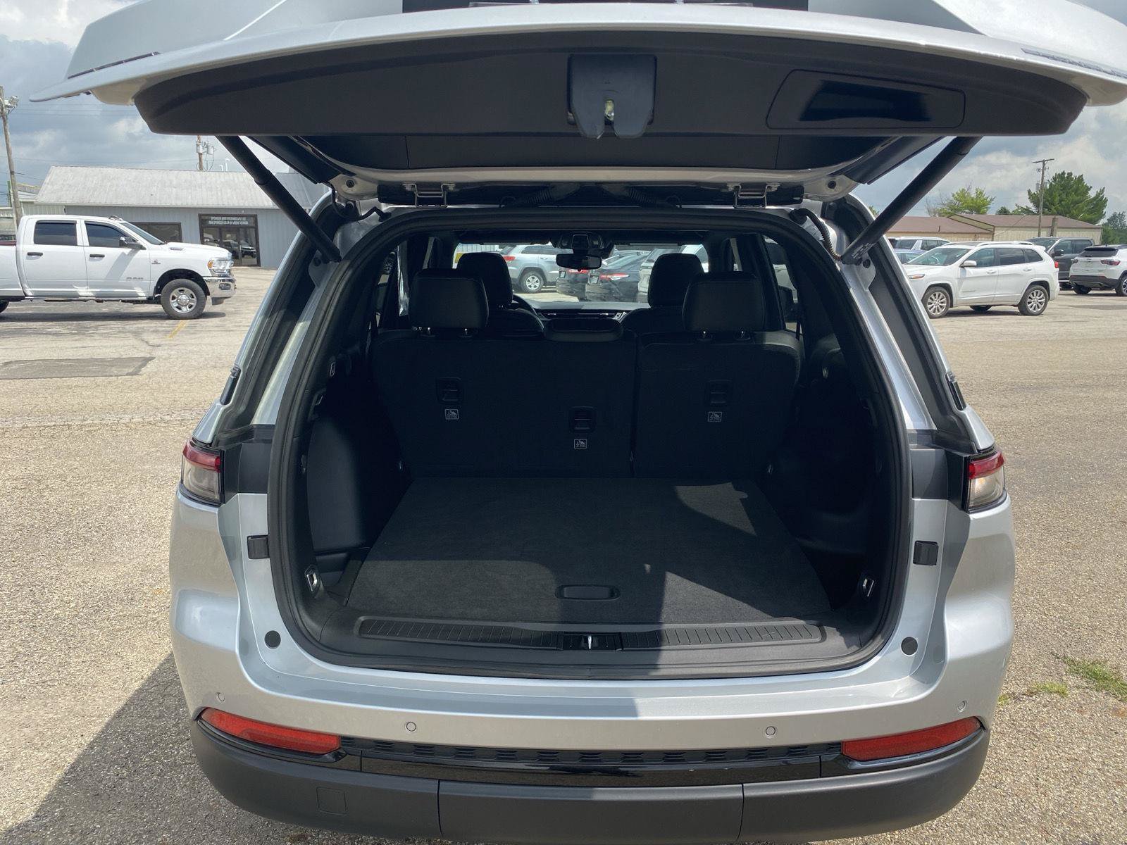 Used 2023 Jeep Grand Cherokee Altitude AWD/4WD image 37