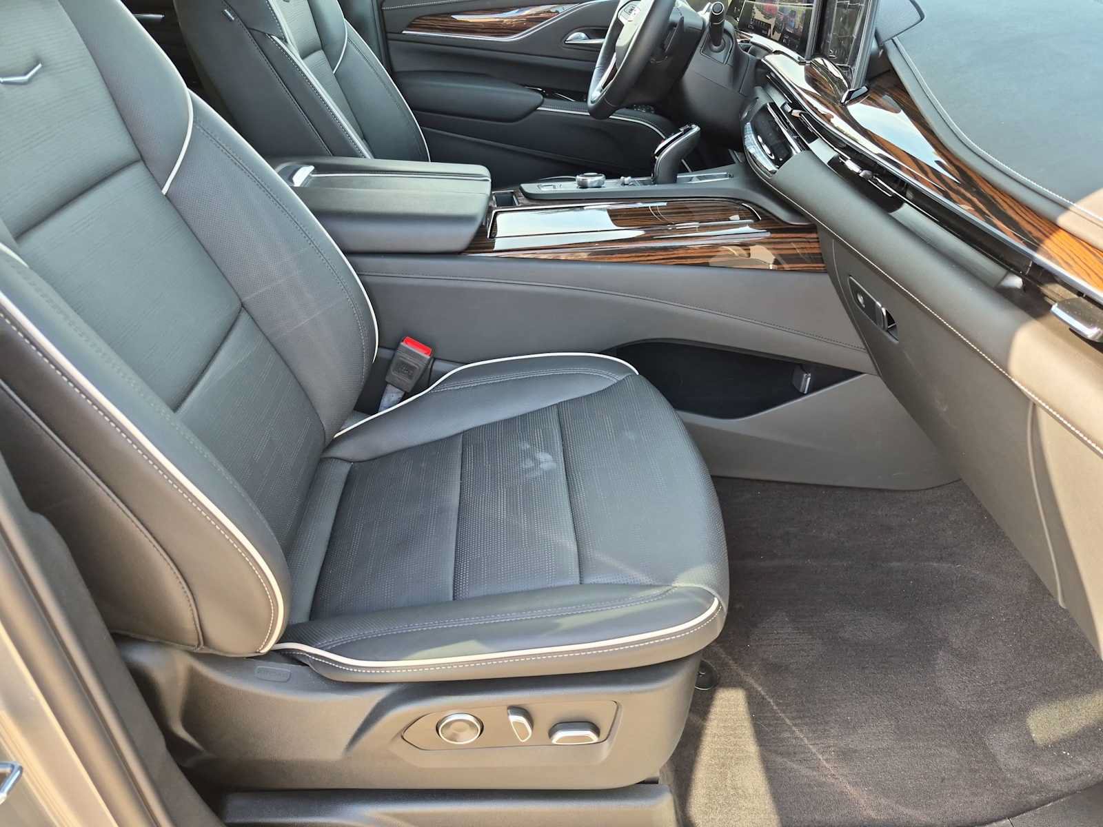 Used 2024 Cadillac Escalade Premium Luxury w/ Performance Package AWD/4WD image 23