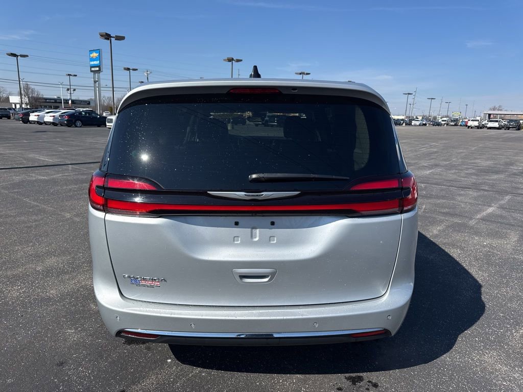 Used 2024 Chrysler Pacifica Touring-L image 10