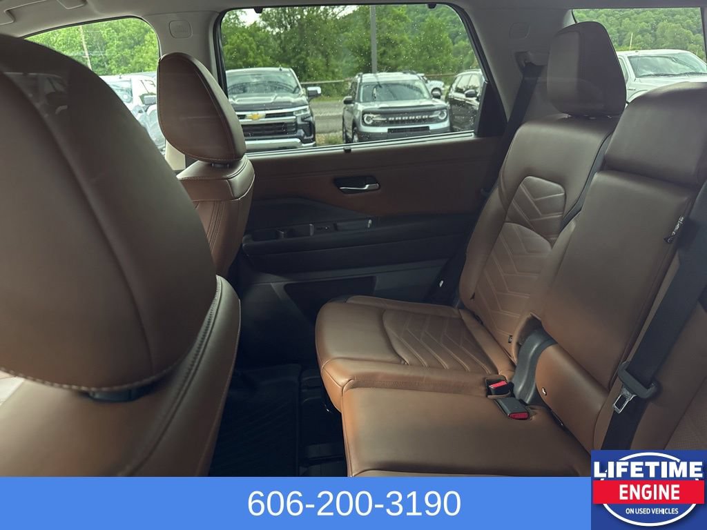 Used 2023 Nissan Pathfinder Platinum w/ Cargo Package AWD/4WD image 16