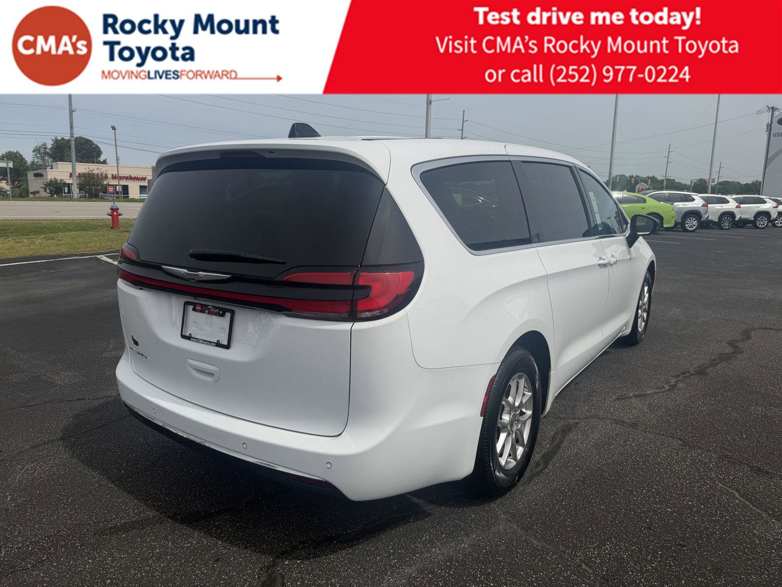 Used 2025 Chrysler Pacifica Select image 7