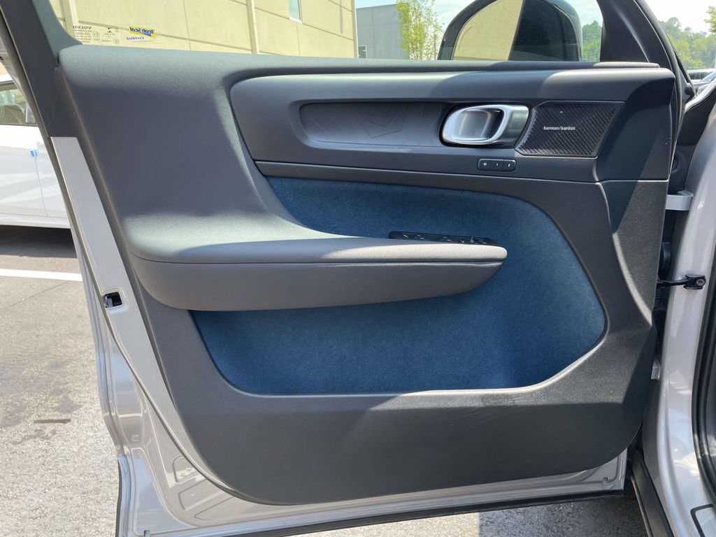 Used 2023 Volvo XC40 Recharge Ultimate AWD/4WD image 5