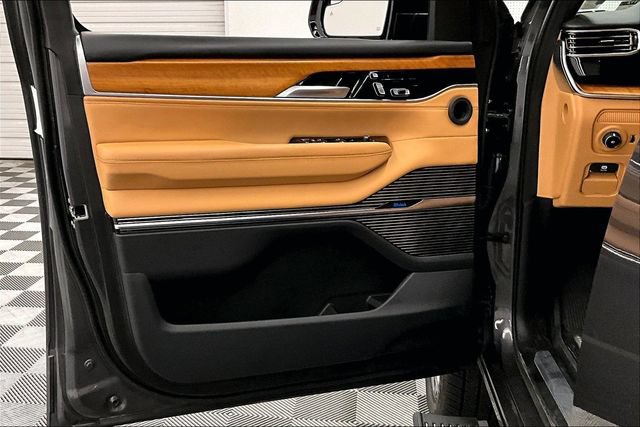 Used 2025 Jeep Grand Wagoneer L Series III w/ Rear-Seat Entertainment Group AWD/4WD image 20