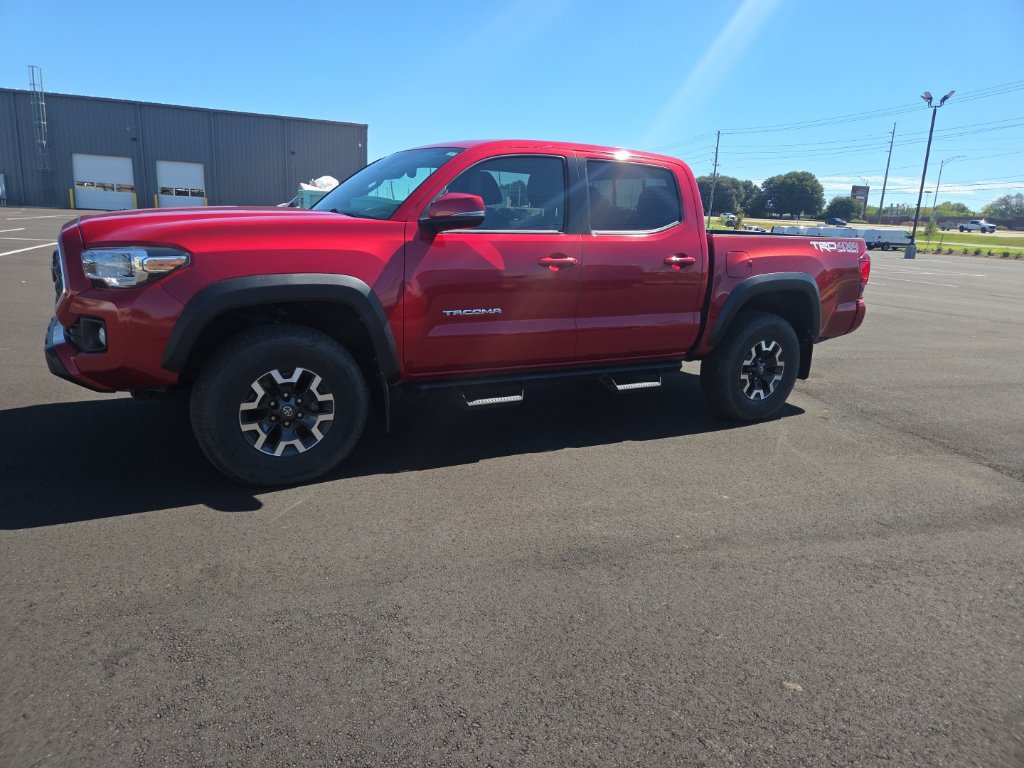 Used 2019 Toyota Tacoma TRD Off-Road AWD/4WD image 7