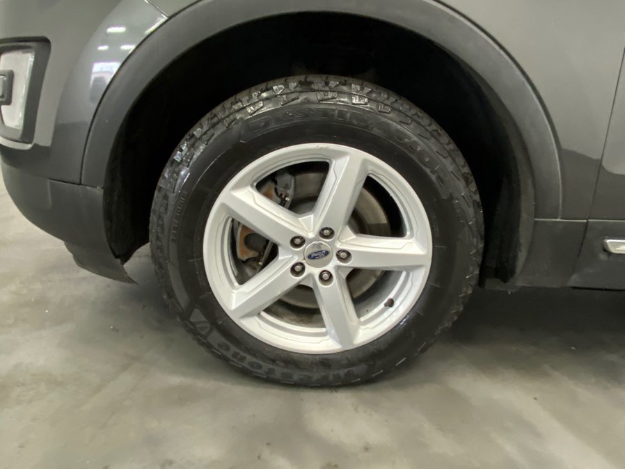 Used 2017 Ford Explorer XLT w/ Equipment Group 202A AWD/4WD image 19