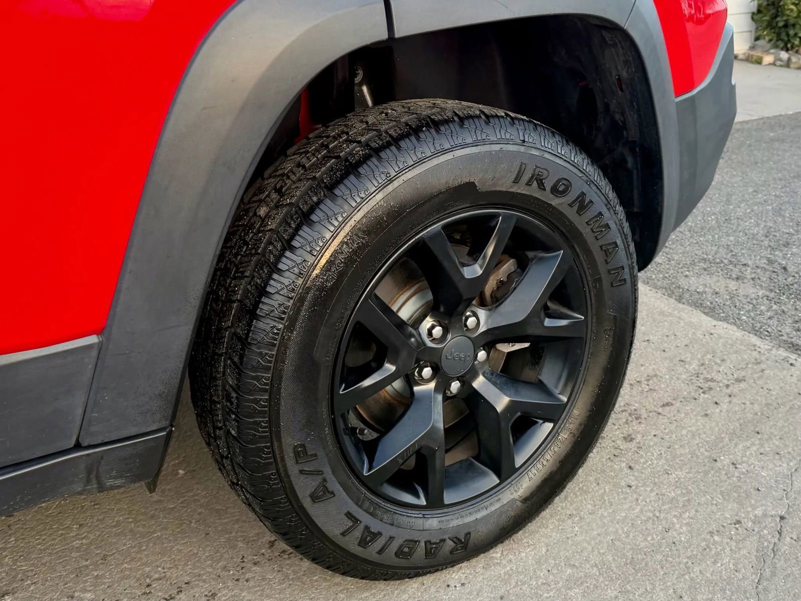 Used 2017 Jeep Cherokee Trailhawk image 9