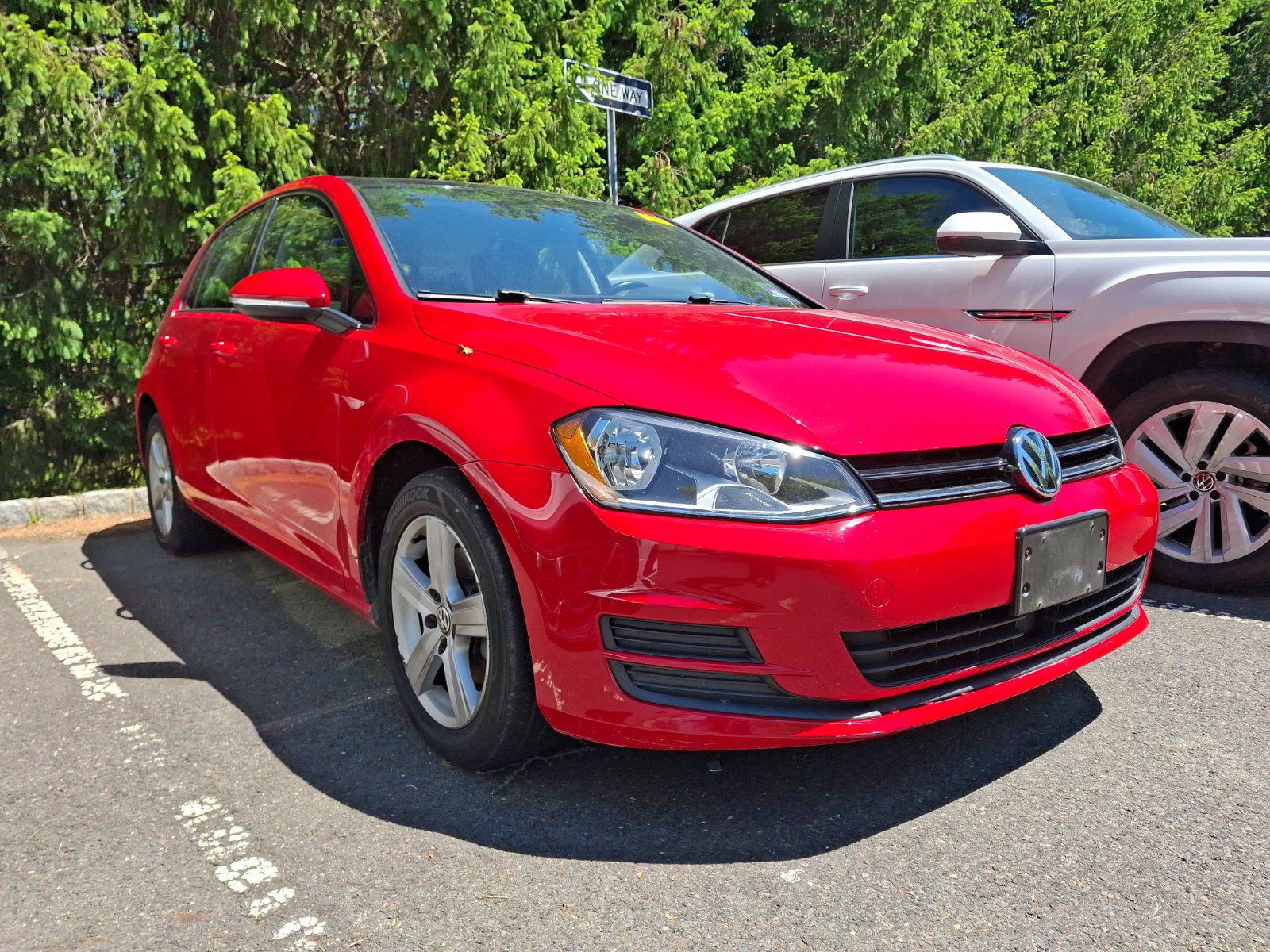 Used 2017 Volkswagen Golf SE FWD image 1