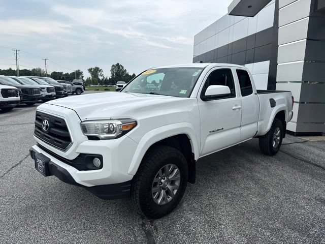 Used 2017 Toyota Tacoma SR5 AWD/4WD image 3