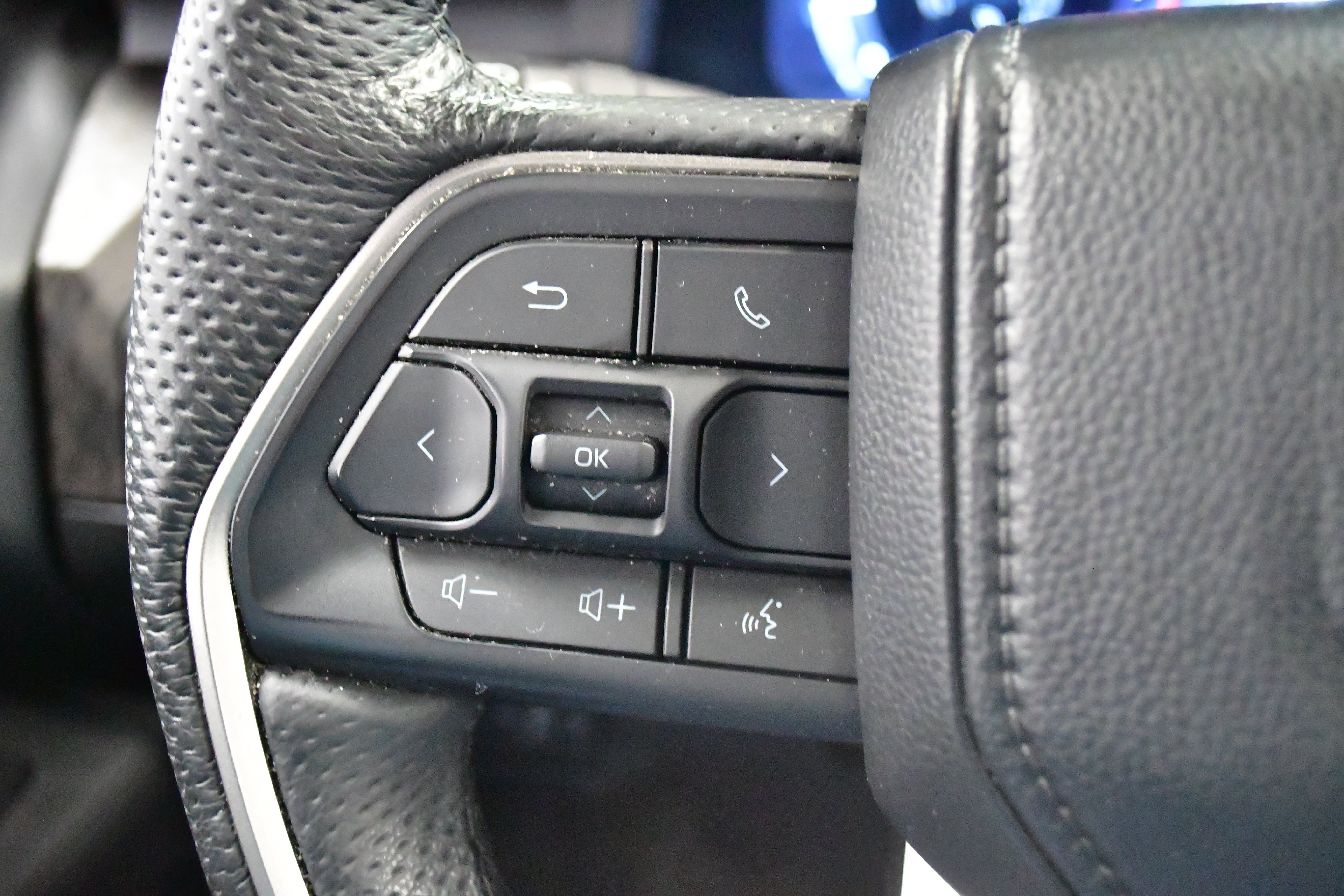 Used 2024 Toyota Tacoma Limited w/ Limited Package (LT) image 43