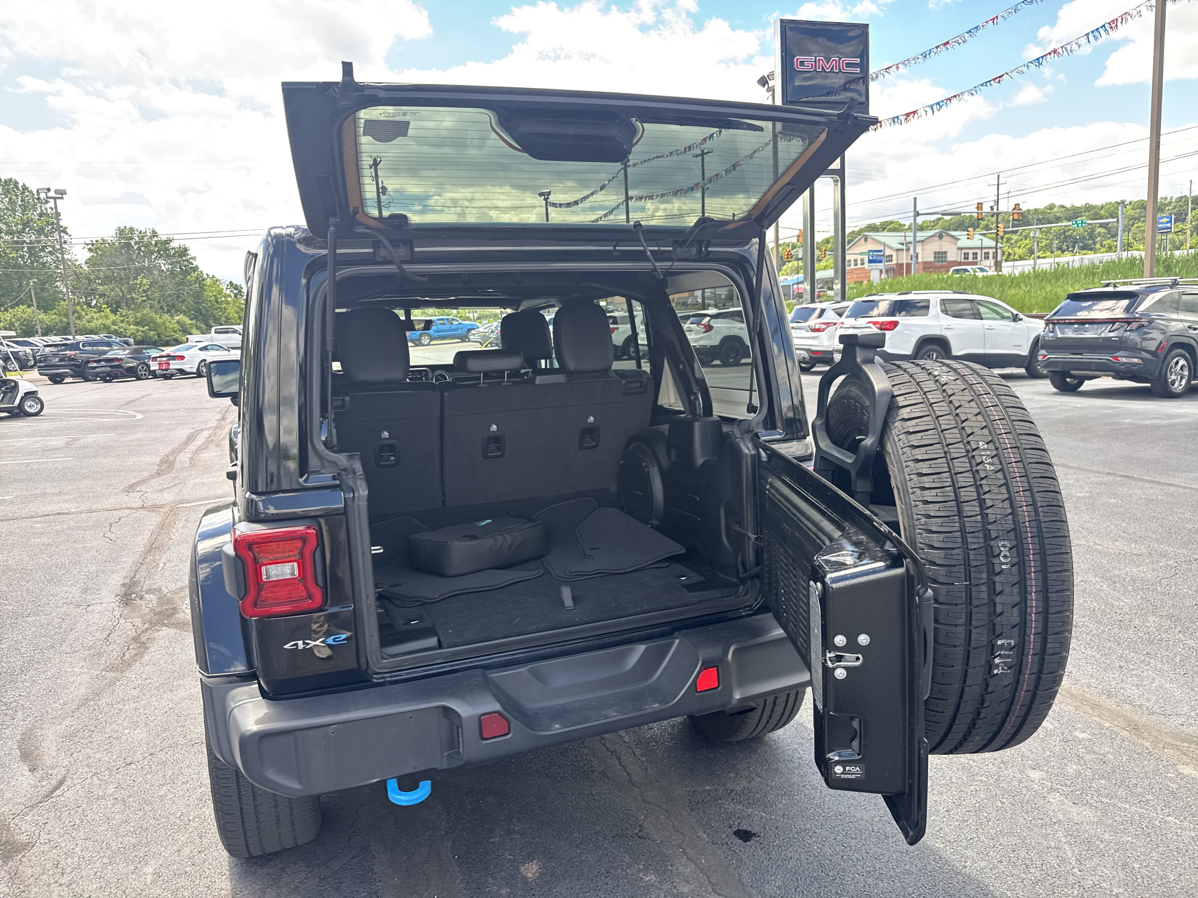 Used 2023 Jeep Wrangler Unlimited Sahara w/ Cold Weather Group AWD/4WD image 5
