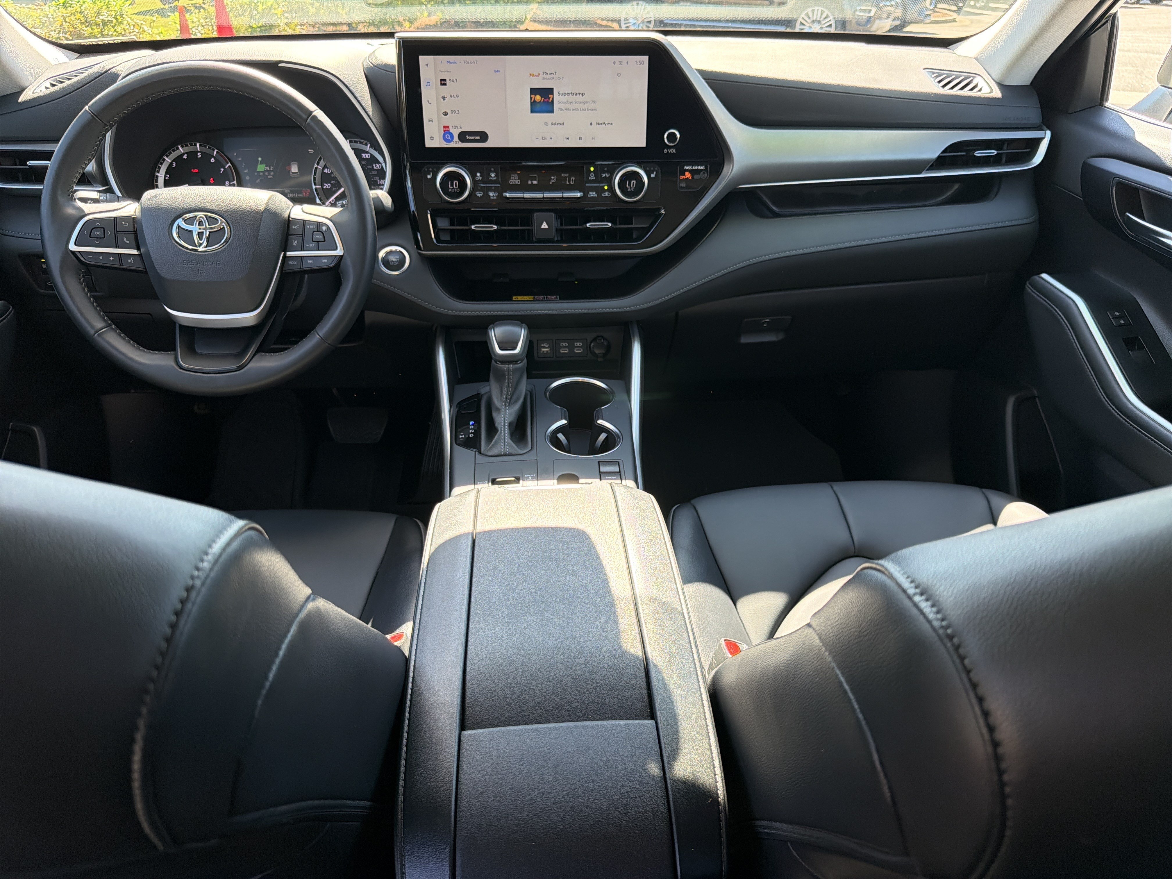 Certified 2025 Toyota Highlander XLE FWD image 4