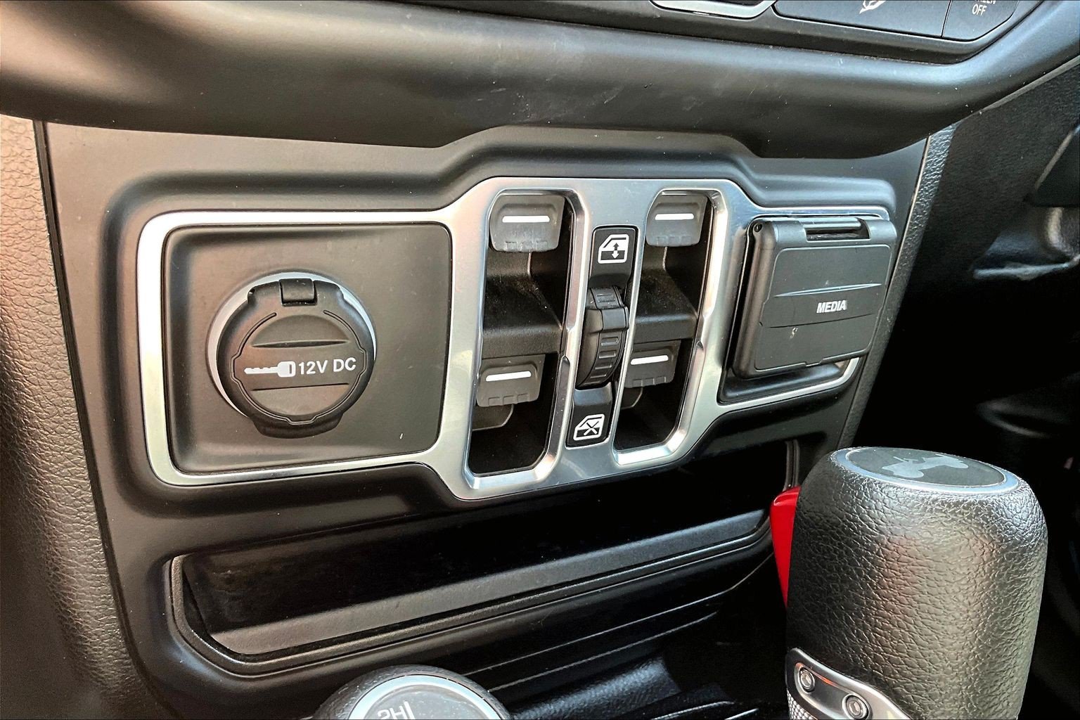 Used 2021 Jeep Wrangler Unlimited Sahara w/ Cold Weather Group AWD/4WD image 32