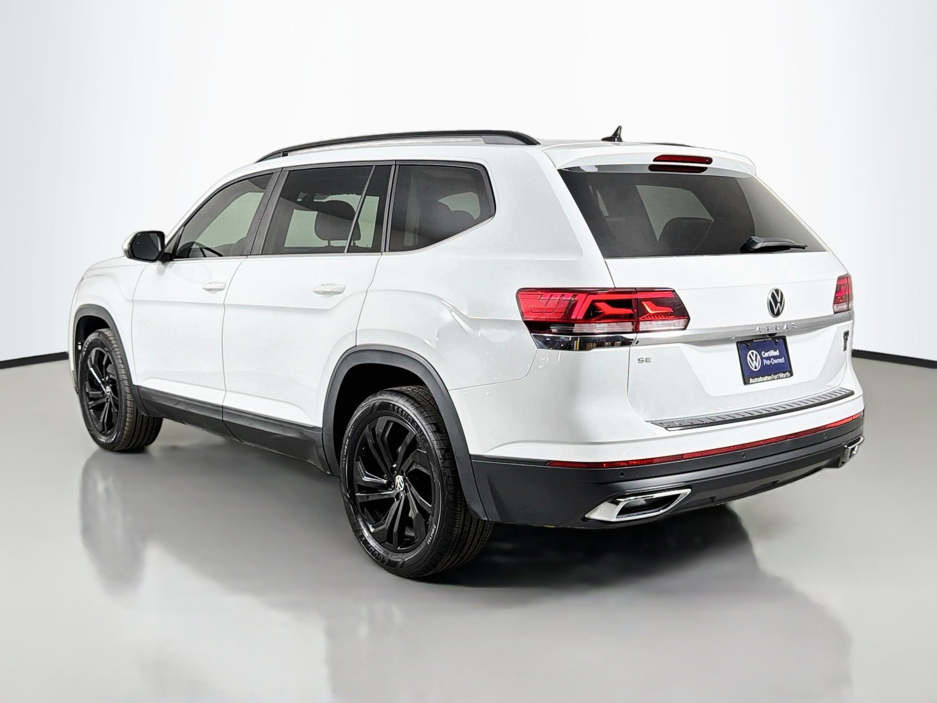 Certified 2023 Volkswagen Atlas SE w/ Black Wheel Package FWD image 7
