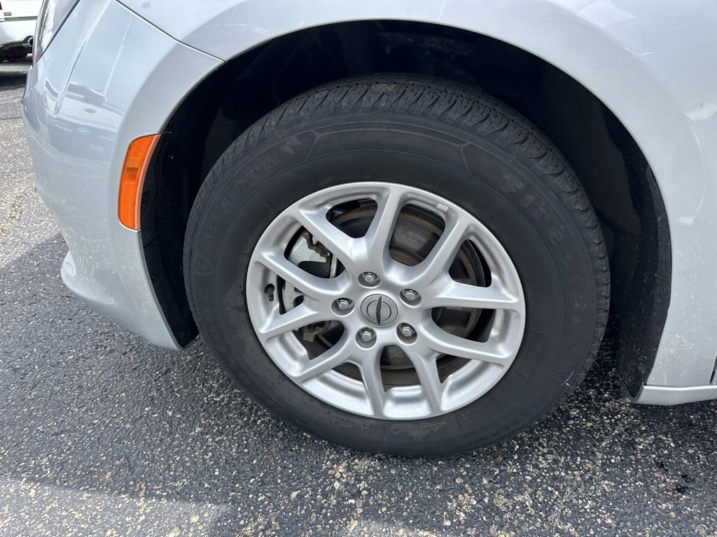 Used 2023 Chrysler Voyager LX image 31