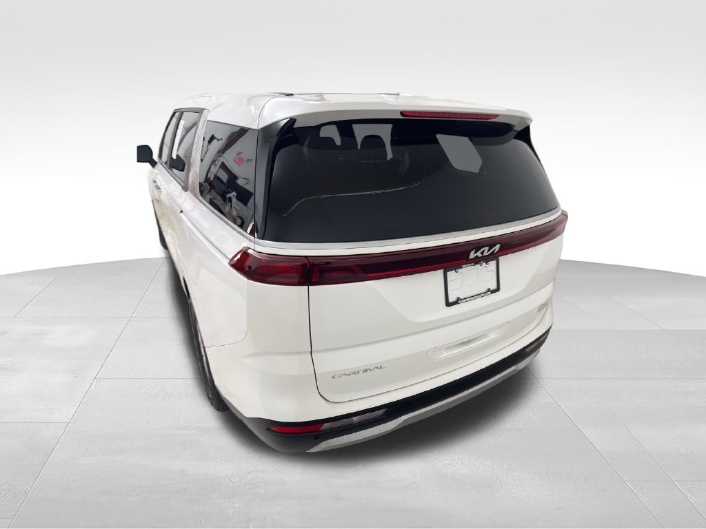 Used 2023 Kia Carnival LX FWD image 4