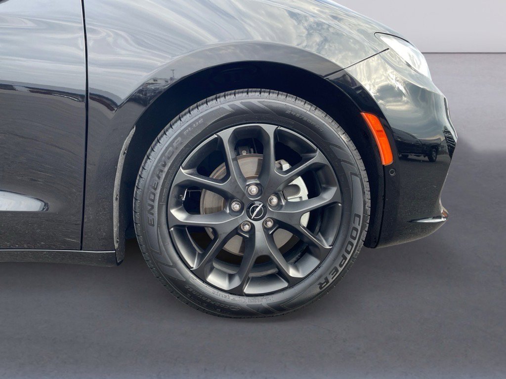 Used 2024 Chrysler Pacifica Limited w/ Uconnect Theater Family Group image 9