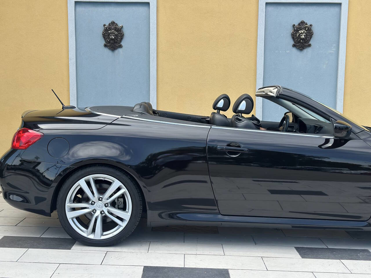 Used 2014 INFINITI Q60 Convertible w/ Premium Package image 1