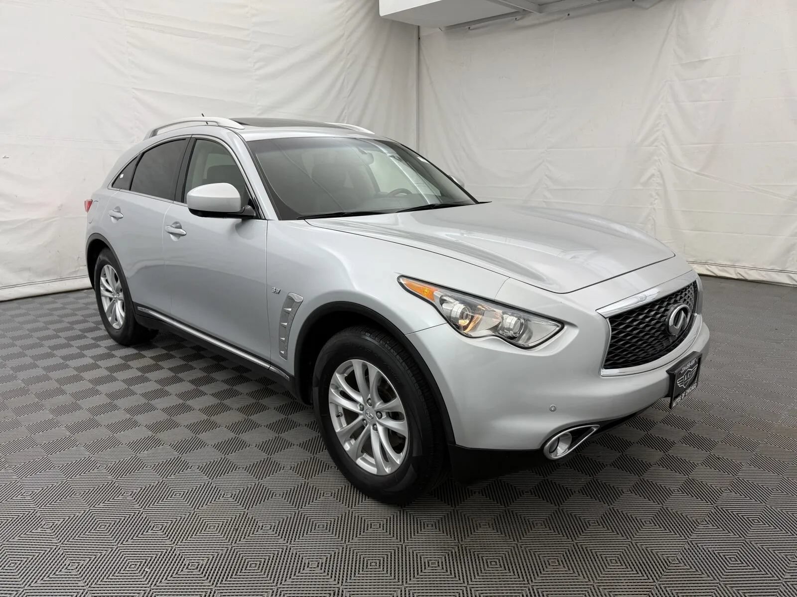 Used 2017 INFINITI QX70 AWD w/ Premium Package image 4