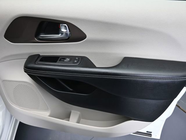 Used 2022 Chrysler Voyager LX image 33