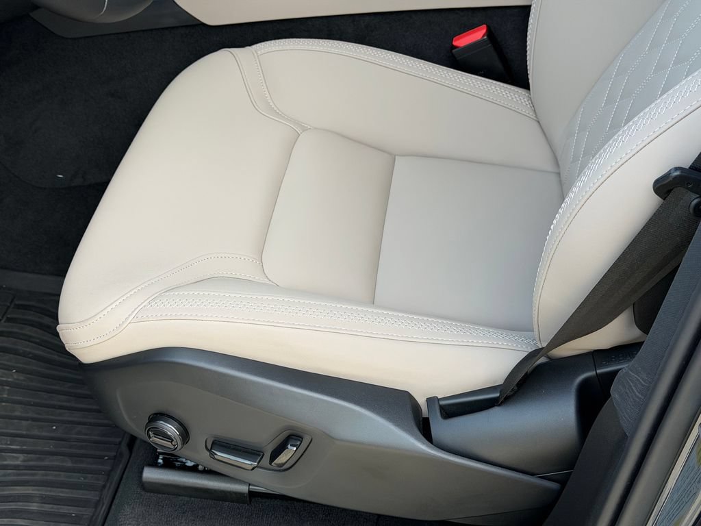 New 2026 Volvo XC90 B6 Plus w/ Protection Package Premier AWD/4WD image 15
