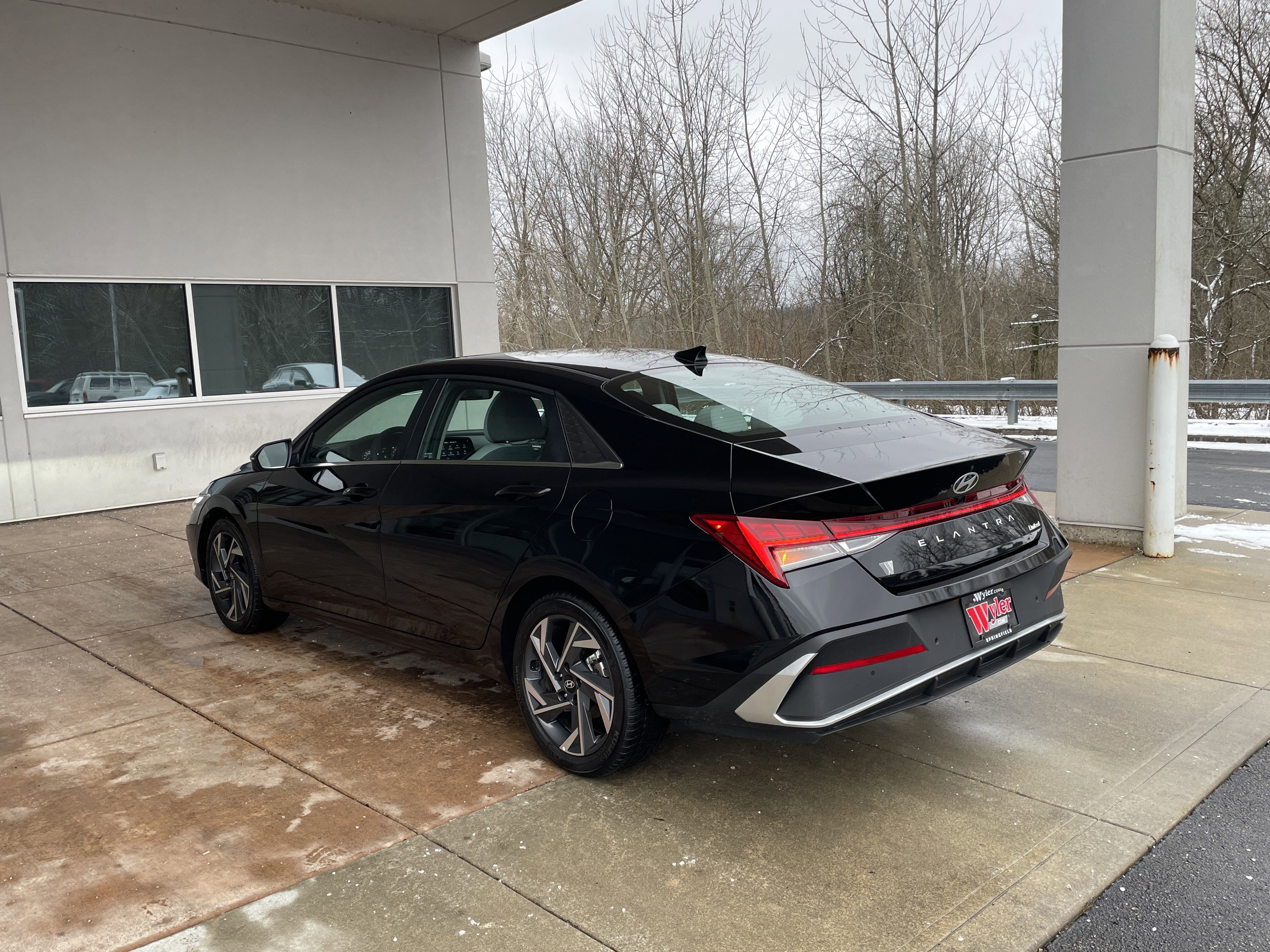 Used 2024 Hyundai Elantra Limited image 20