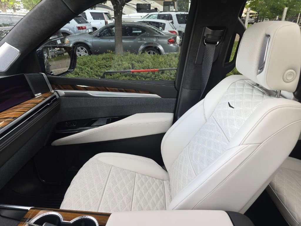 Certified 2026 Cadillac Escalade Platinum Sport w/ LPO, ONYX Package AWD/4WD image 39