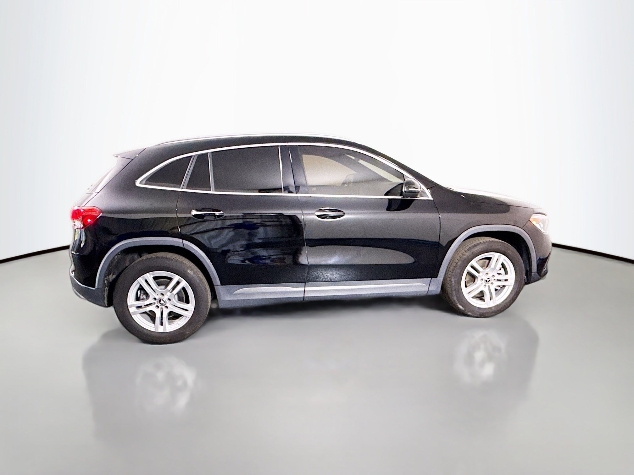Used 2023 Mercedes-Benz GLA 250 4MATIC w/ Premium Package image 11