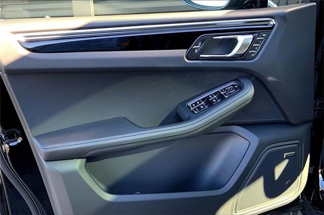 Certified 2026 Porsche Macan AWD/4WD image 25