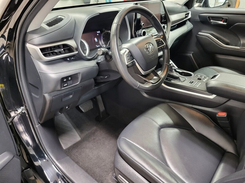 Used 2024 Toyota Highlander XLE AWD/4WD image 23