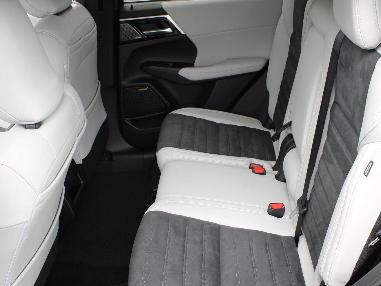 New 2025 Mitsubishi Outlander SE image 19