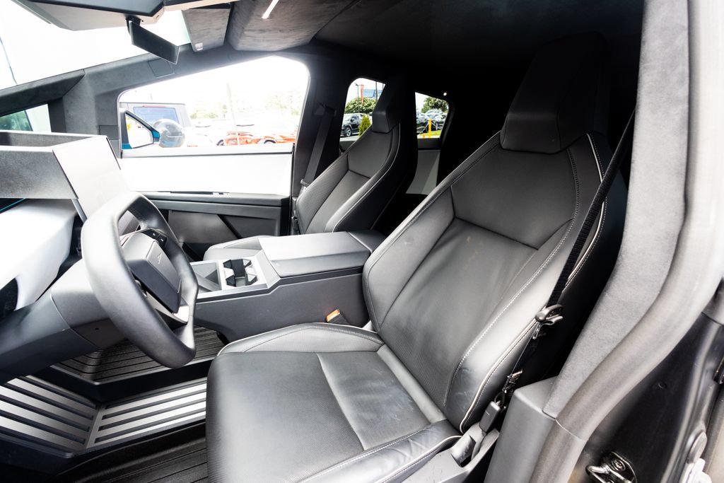 Used 2024 Tesla Cybertruck AWD Crew Cab image 39
