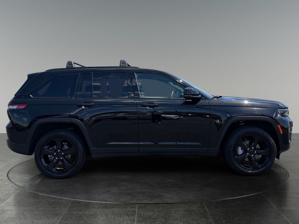 Used 2024 Jeep Grand Cherokee Limited w/ Black Appearance Package AWD/4WD image 10