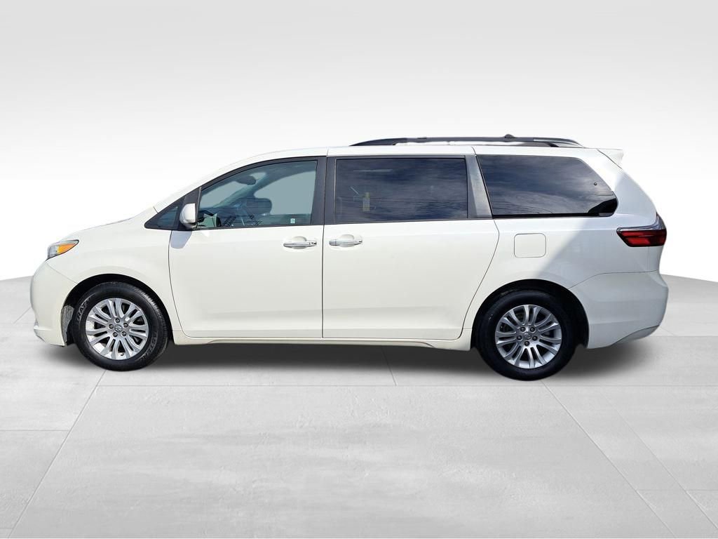 Used 2017 Toyota Sienna XLE Premium image 2