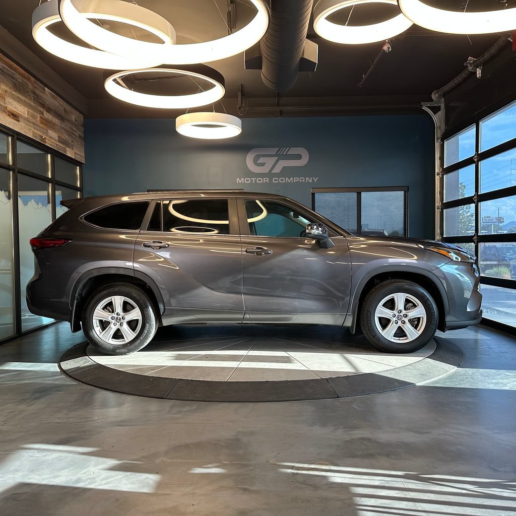 Used 2023 Toyota Highlander LE AWD/4WD image 1