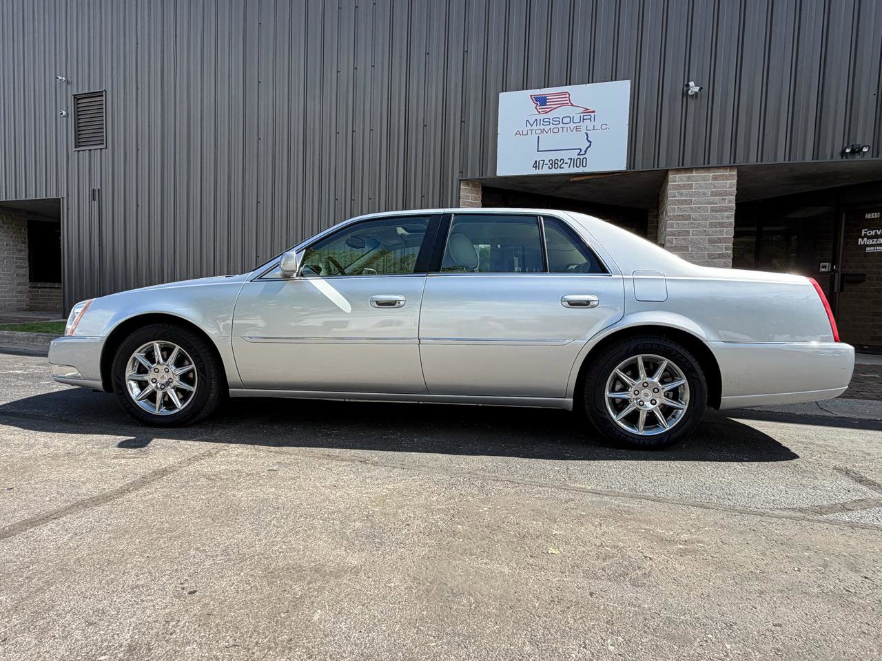 Used 2010 Cadillac DTS Luxury FWD image 3