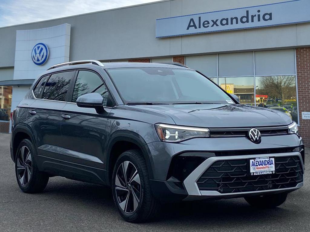 Used 2025 Volkswagen Taos SE image 1