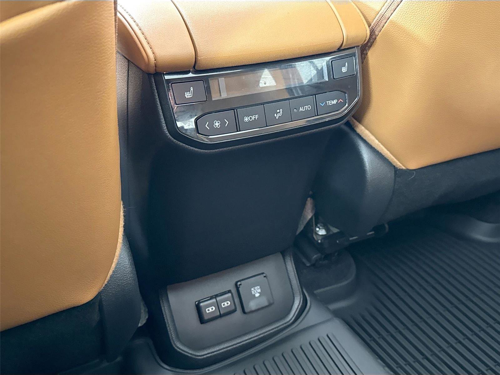 Used 2024 Toyota Highlander Platinum FWD image 38