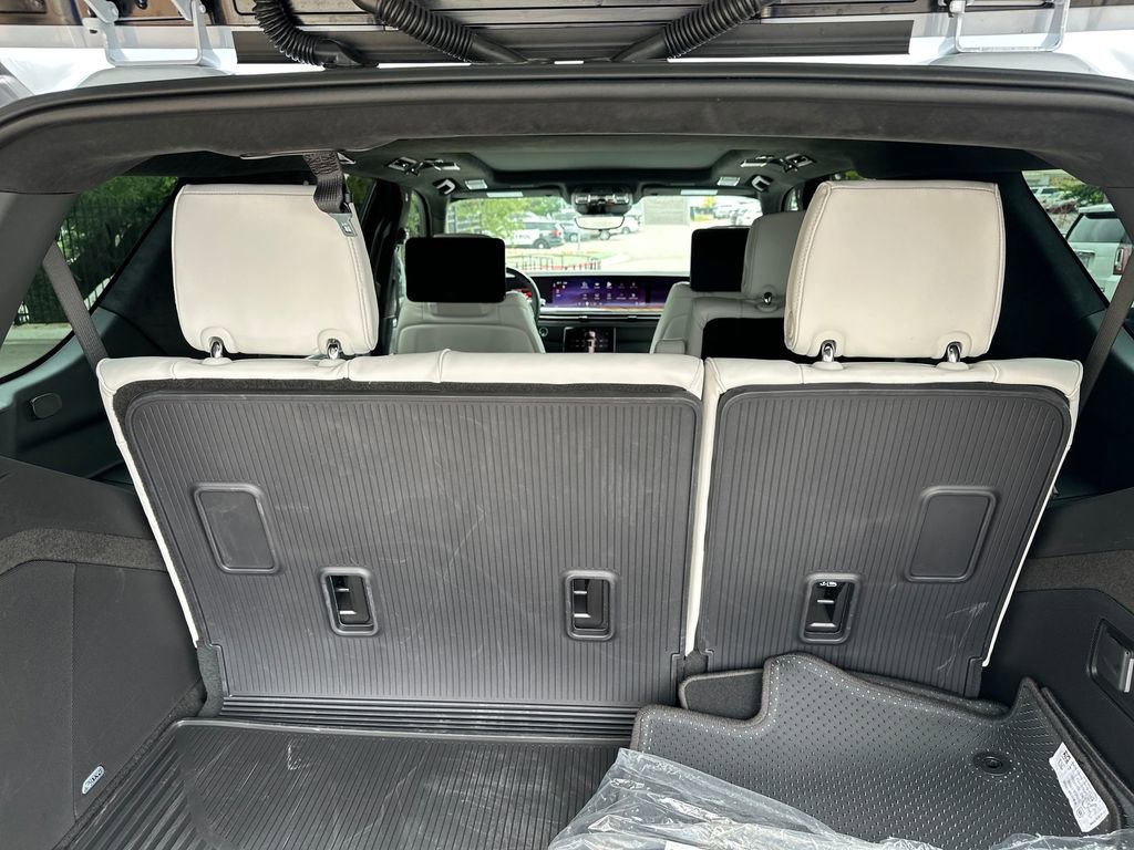 Used 2026 Cadillac Escalade Platinum Sport w/ LPO, Floor Liner Package AWD/4WD image 44