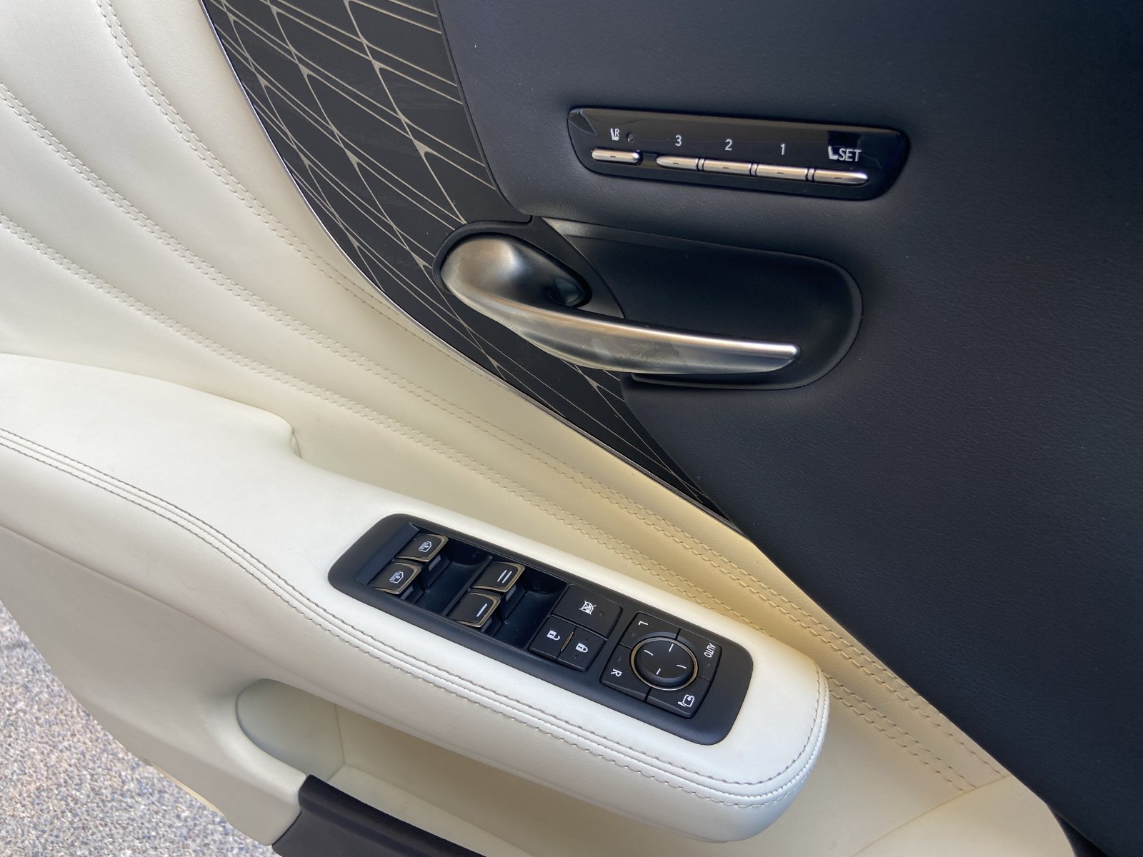 Used 2023 Lexus LS 500h AWD w/ Luxury Package image 30