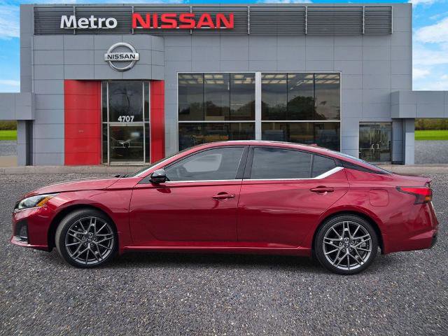 Certified 2024 Nissan Altima 2.0 SR FWD image 3