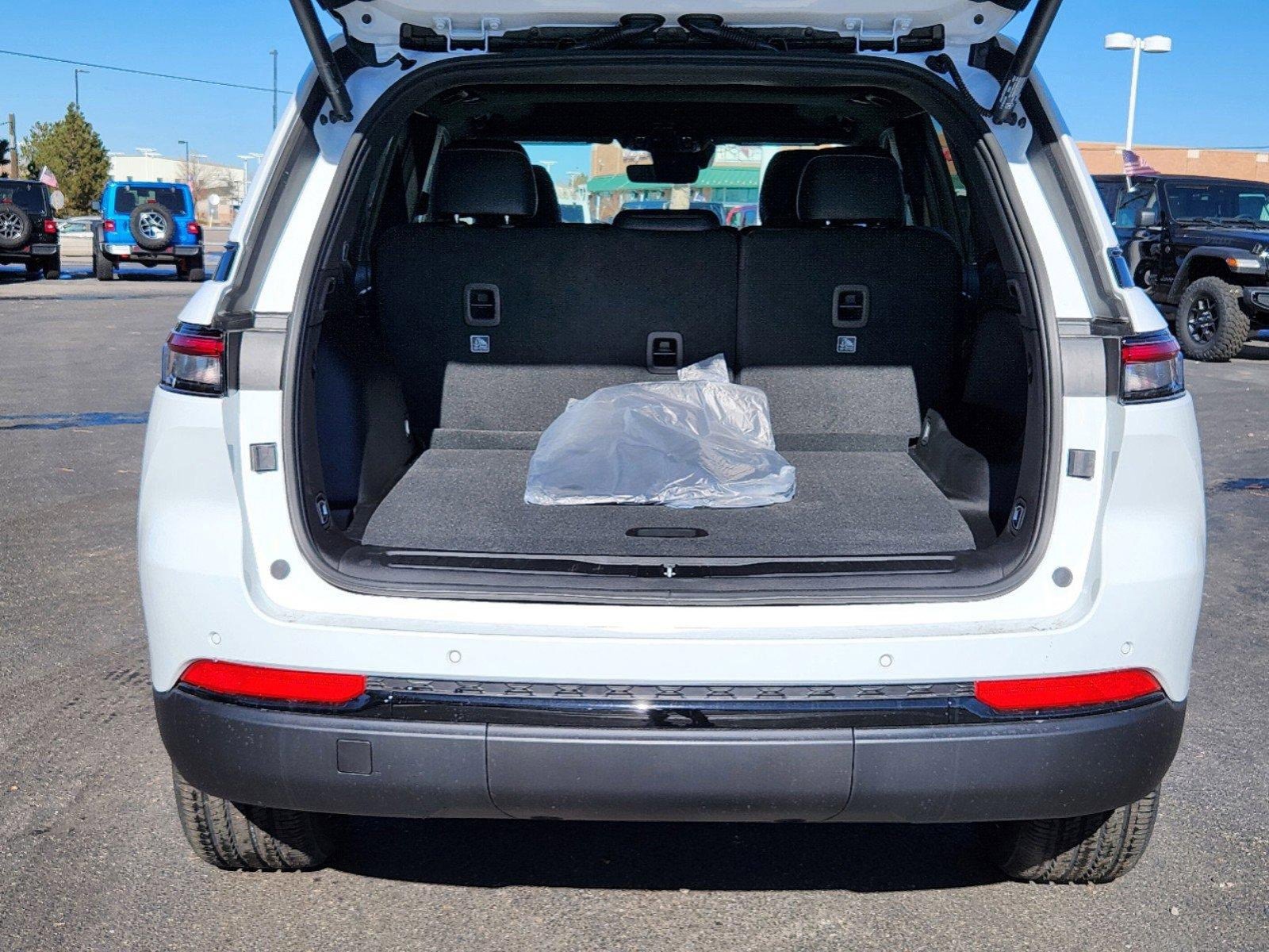 New 2025 Jeep Grand Cherokee Altitude image 19