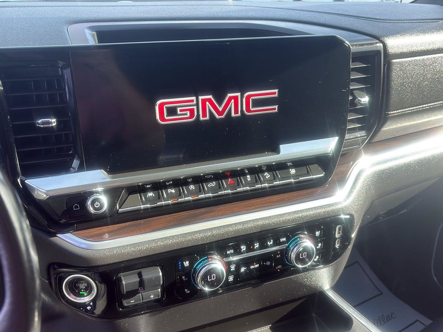 Used 2022 GMC Sierra 1500 SLT w/ SLT Premium Plus Package AWD/4WD image 18