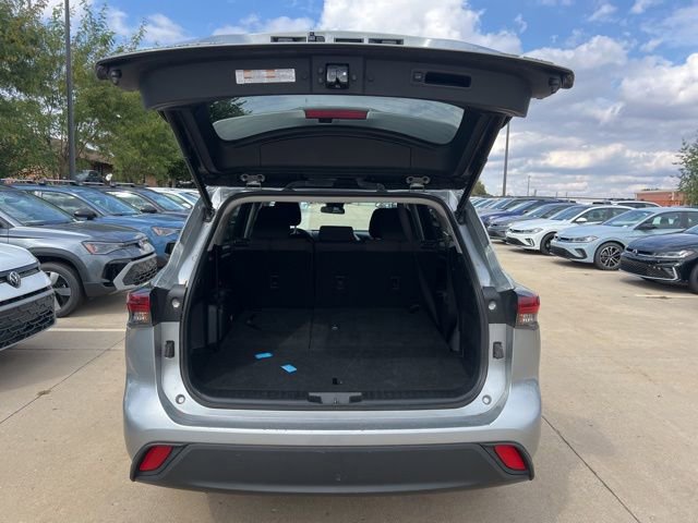 Used 2024 Toyota Highlander LE image 9