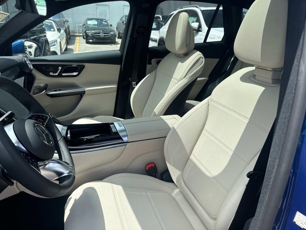Used 2025 Mercedes-Benz GLC 300 image 7