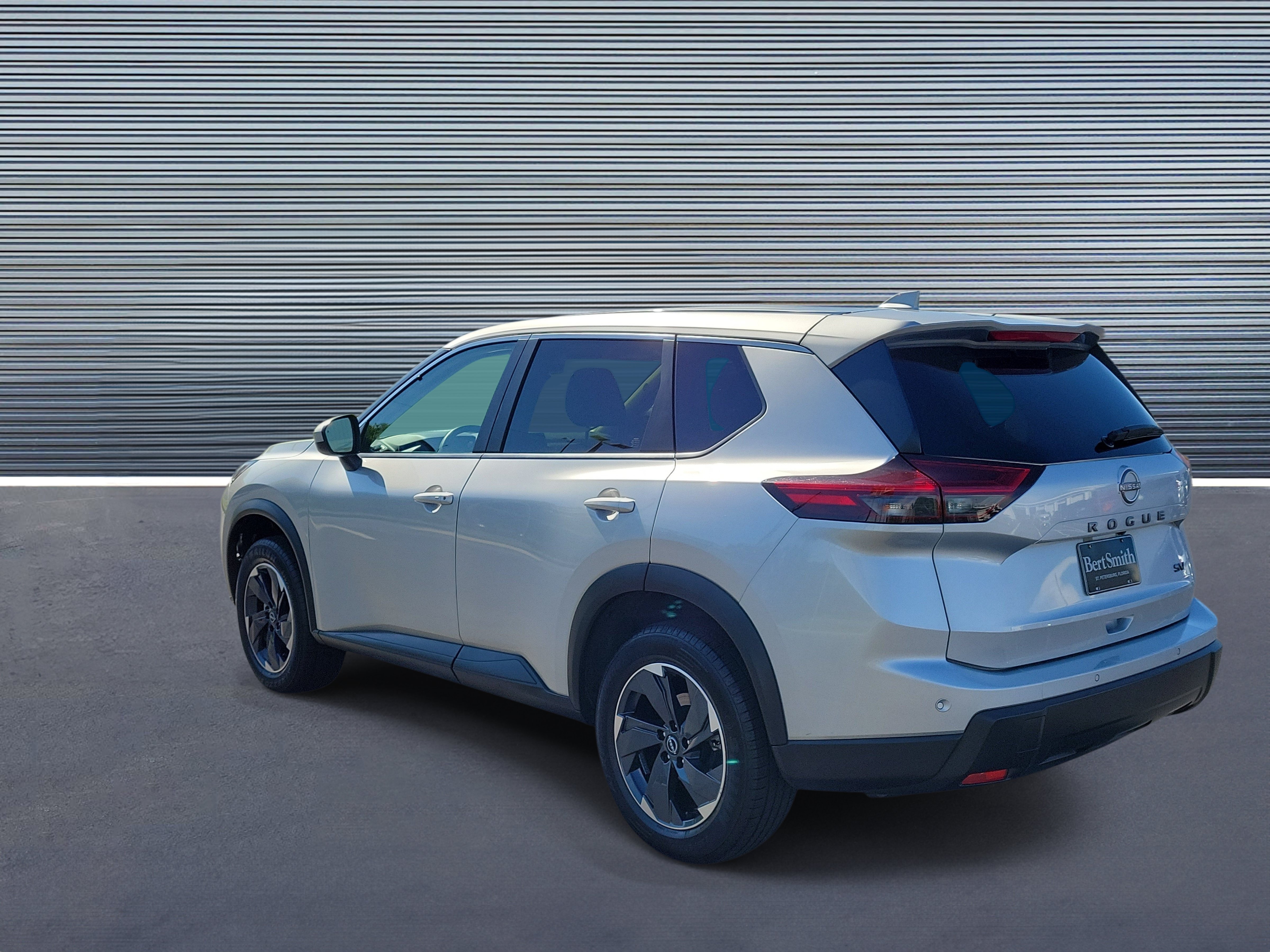 Used 2024 Nissan Rogue SV FWD image 4