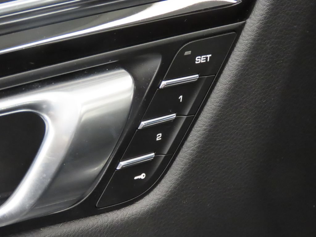 Certified 2026 Porsche Macan AWD/4WD image 36